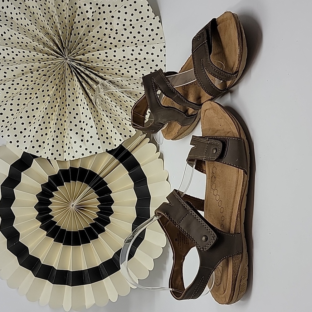 Khombu Ava Sandals Size 9